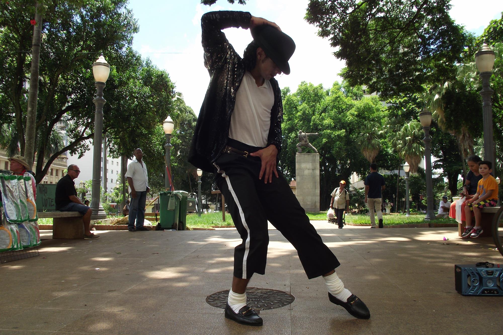 Wellington, o Michael Jackson de Ribeirão, é um dos personagens da exposição 